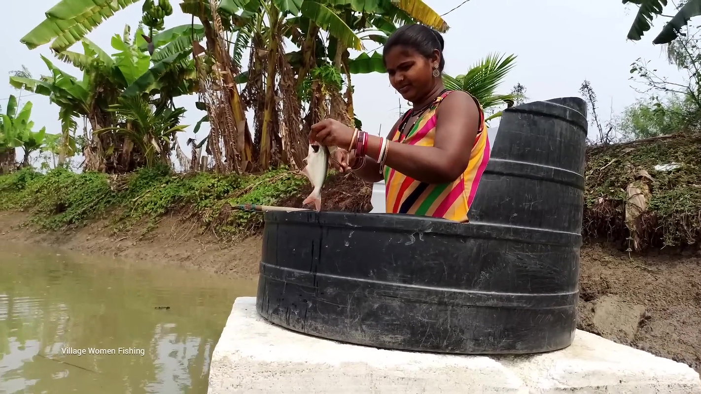 Arrow Fishing by Village women   Mouni Fishing wit