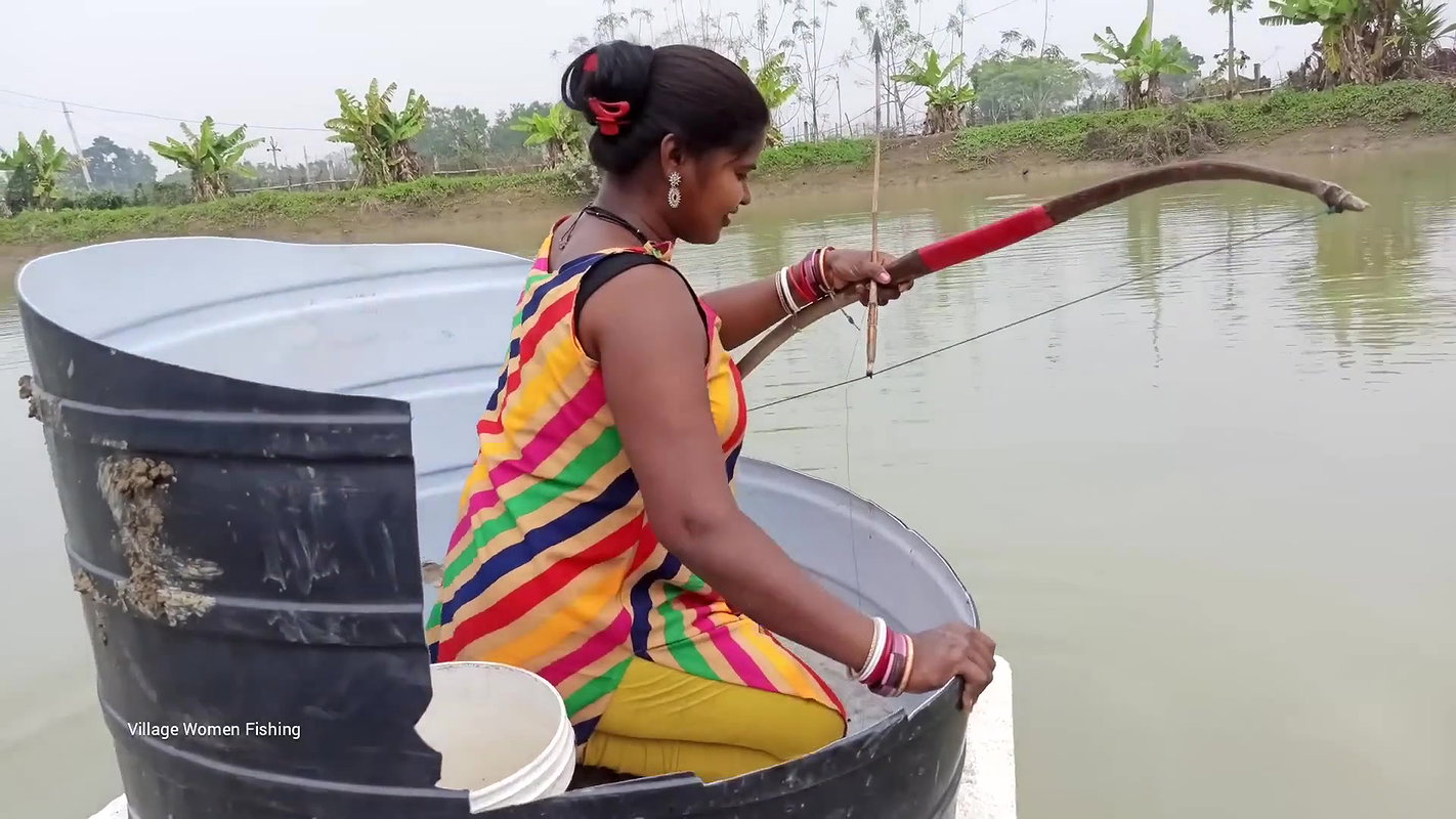 Arrow Fishing by Village women   Mouni Fishing wit