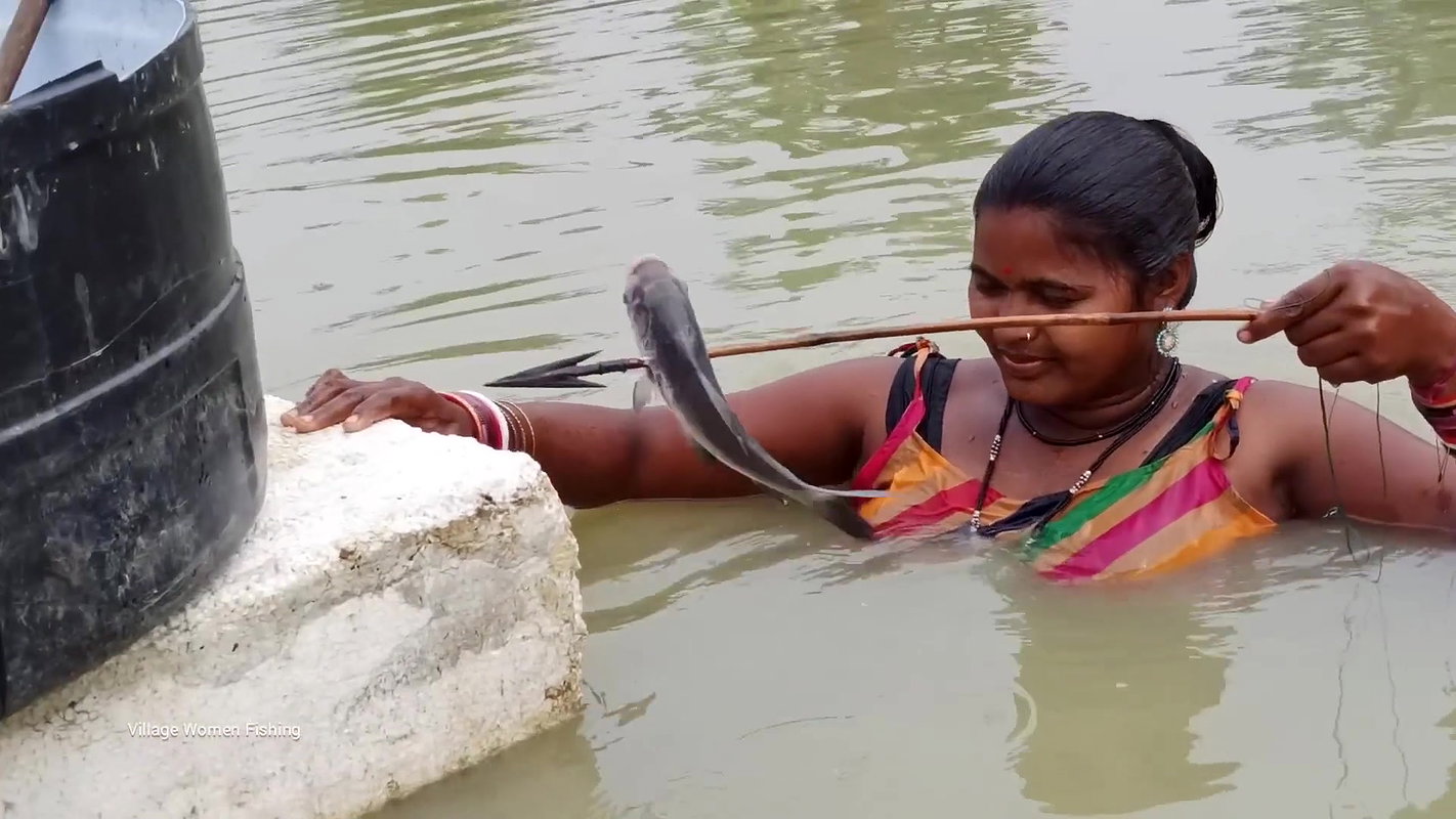 Arrow Fishing by Village women   Mouni Fishing wit