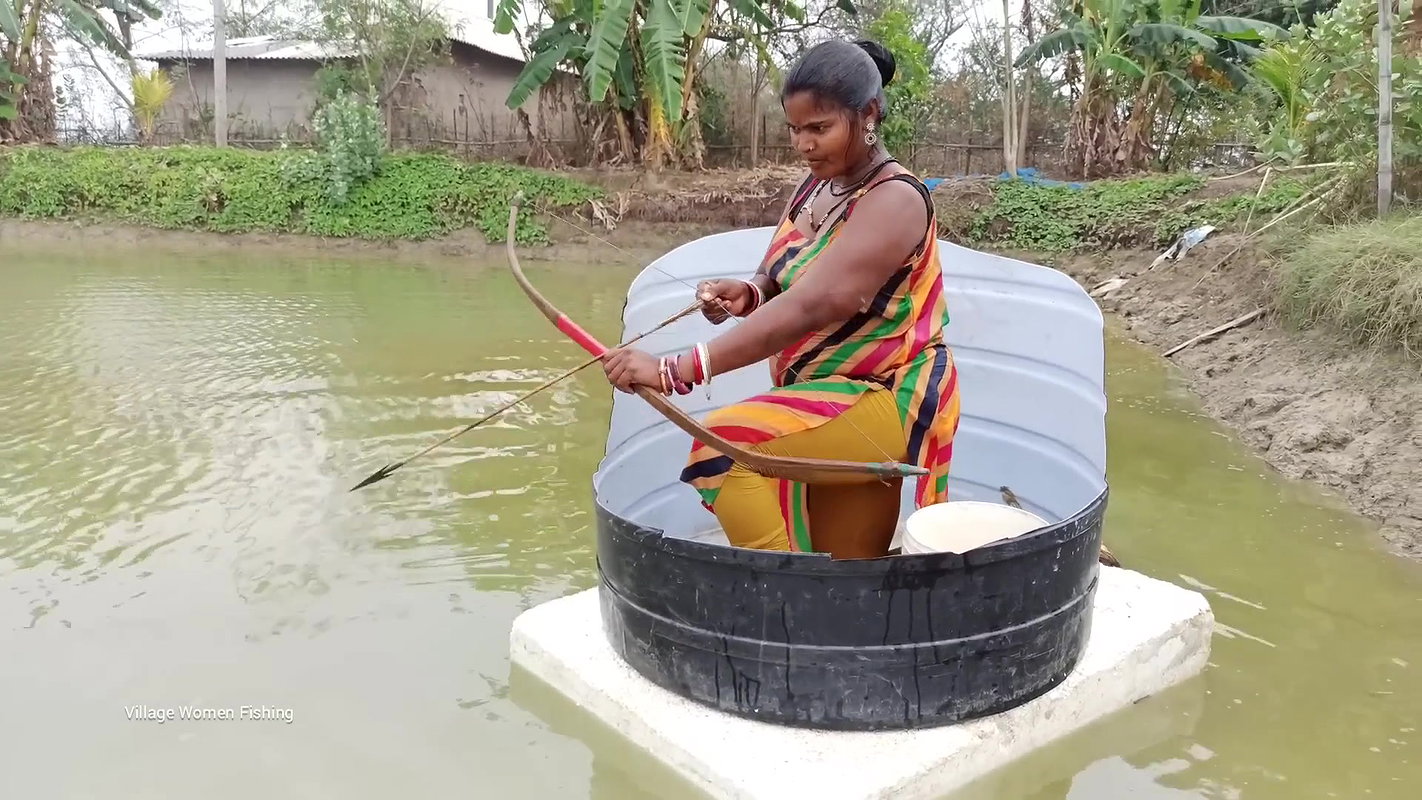 Arrow Fishing by Village women   Mouni Fishing wit