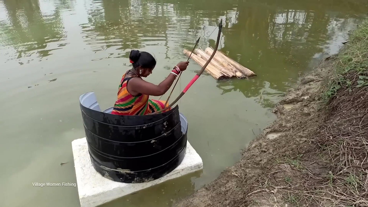 Arrow Fishing by Village women   Mouni Fishing wit