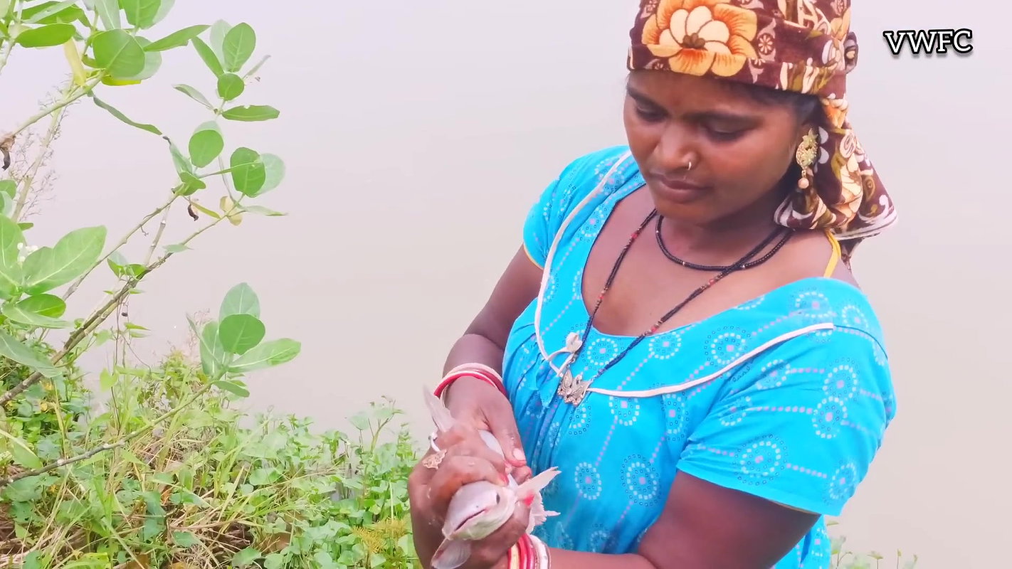 Awesome Fishing Video   Lady Hook fishing in Villa