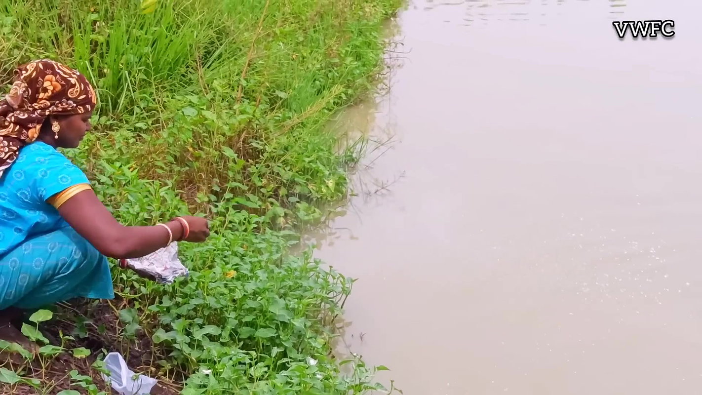 Awesome Fishing Video   Lady Hook fishing in Villa