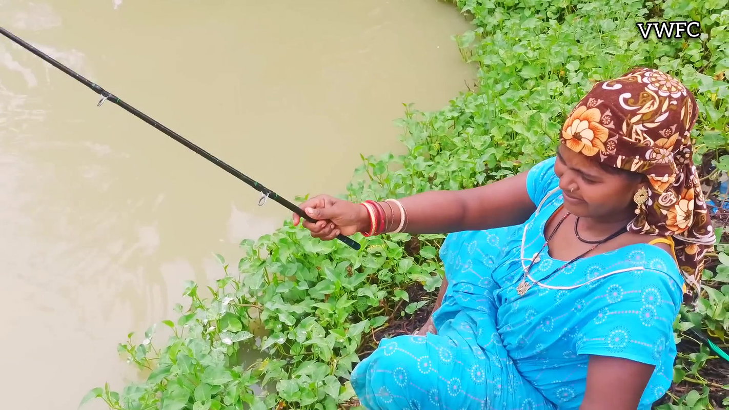 Awesome Fishing Video   Lady Hook fishing in Villa