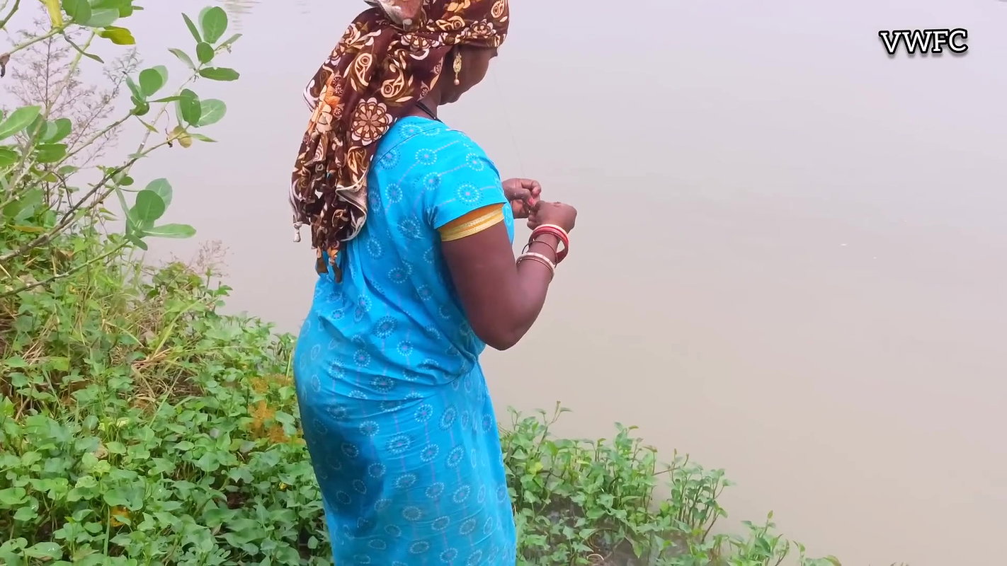 Awesome Fishing Video   Lady Hook fishing in Villa