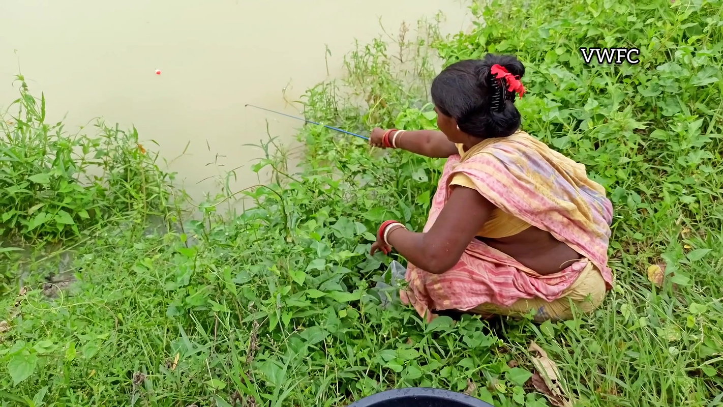 Best Hook Fishing by Village Women   আজ মৌনি হুক ম
