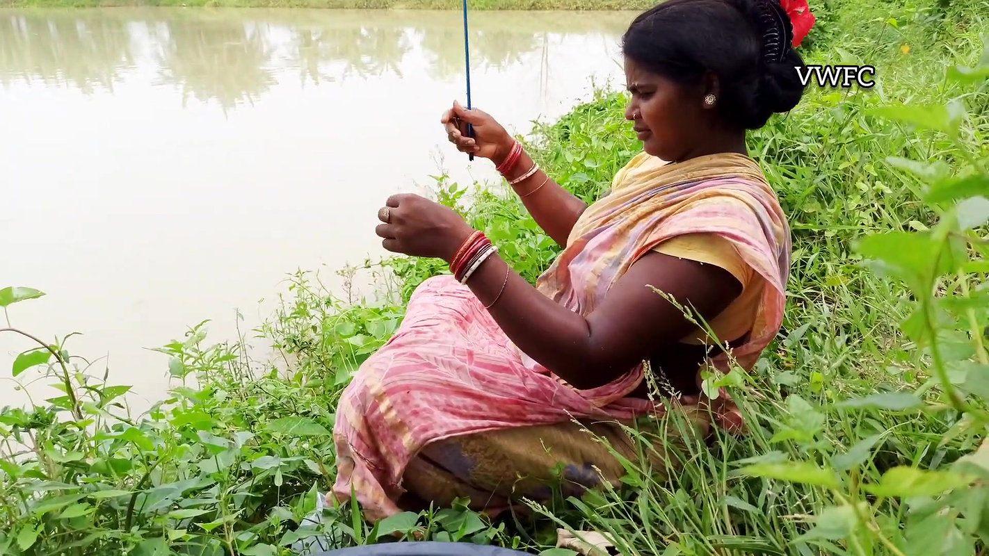 Best Hook Fishing by Village Women   আজ মৌনি হুক ম