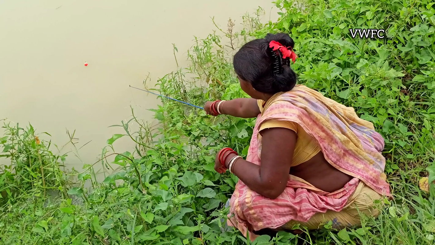 Best Hook Fishing by Village Women   আজ মৌনি হুক ম