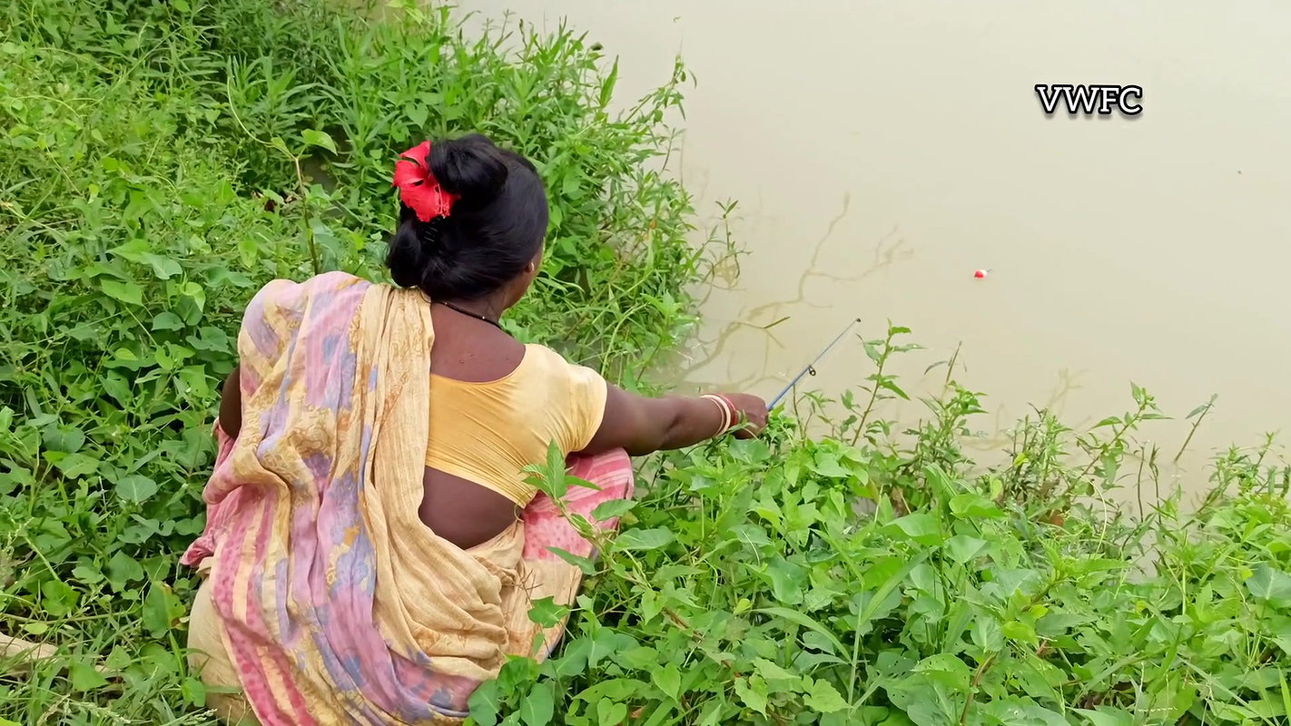 Best Hook Fishing by Village Women   আজ মৌনি হুক ম