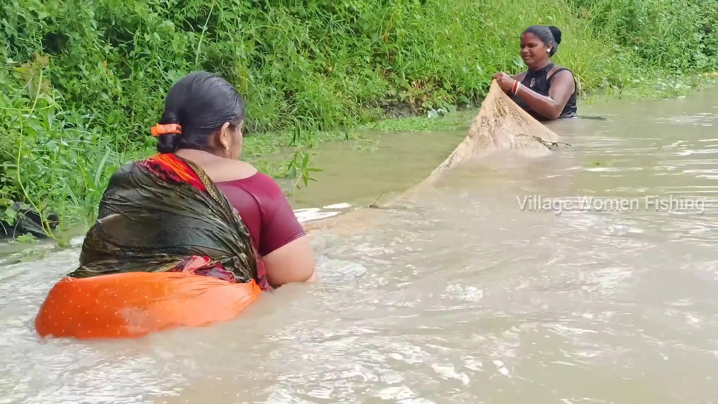 Best women Hand fishing in mud water   Village wom