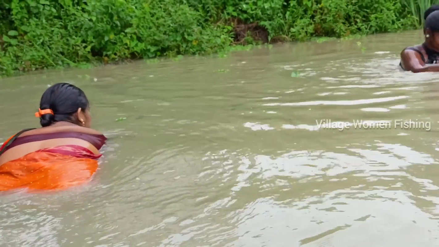 Best women Hand fishing in mud water   Village wom