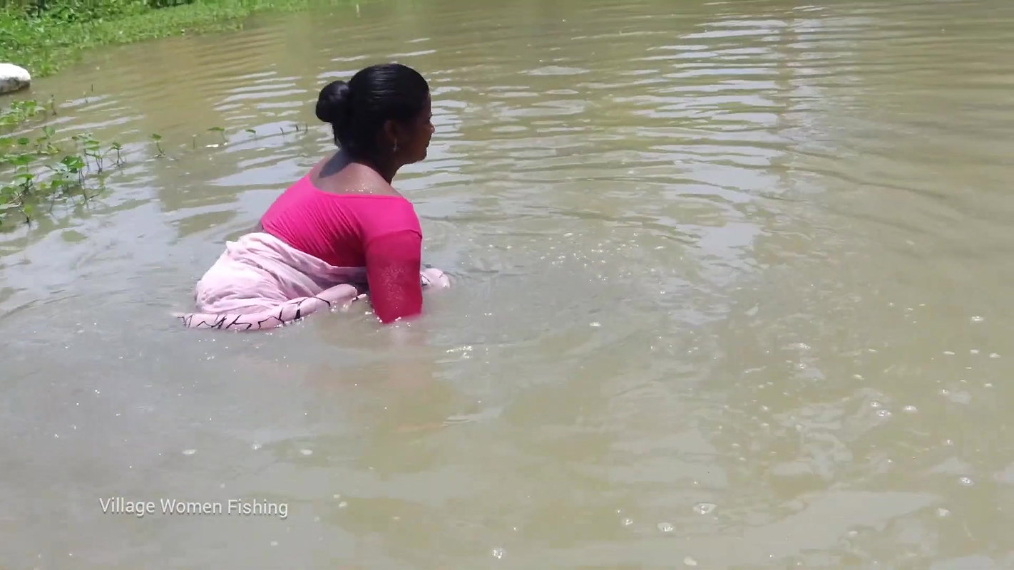 Best women net fishing video in village pond