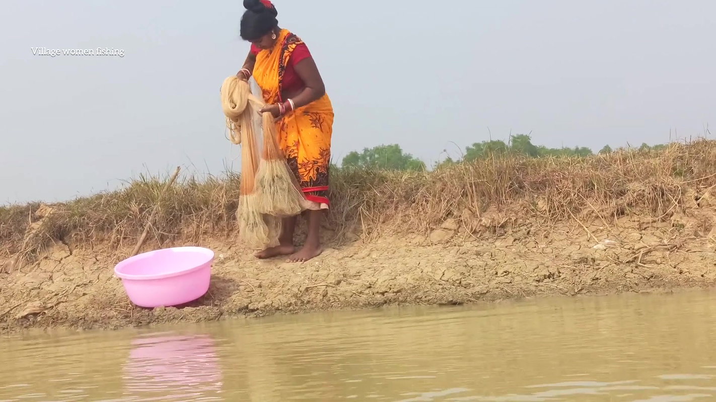 x Daring Village women fishing giant Cat fish   Vill