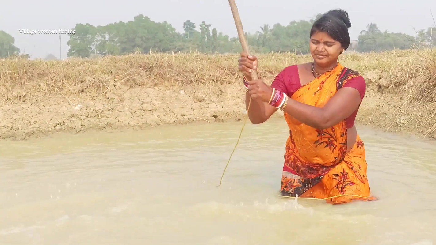 x Daring Village women fishing giant Cat fish   Vill