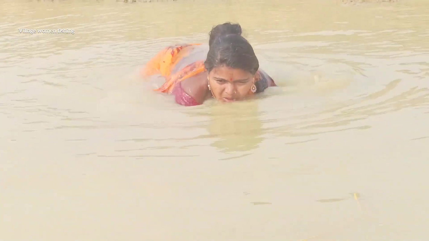 x Daring Village women fishing giant Cat fish   Vill