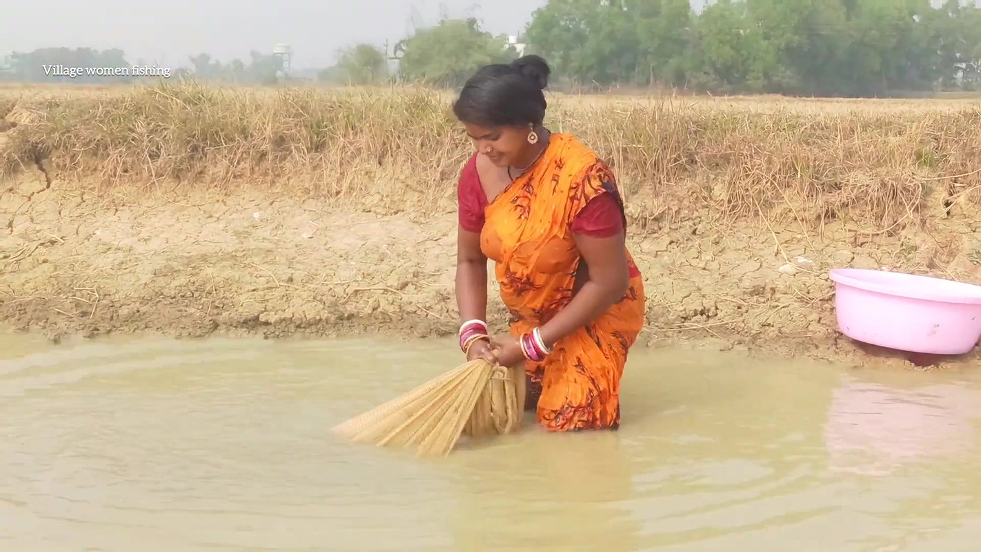 x Daring Village women fishing giant Cat fish   Vill