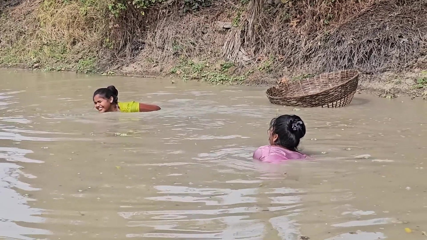 Incredible Village Women Fishing video    Village