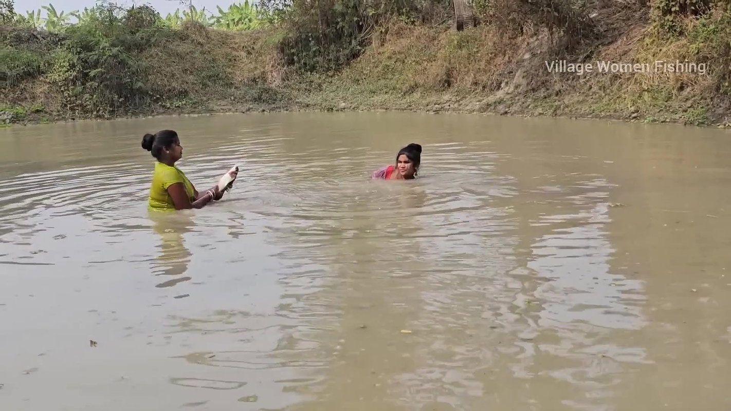 Incredible Village Women Fishing video    Village