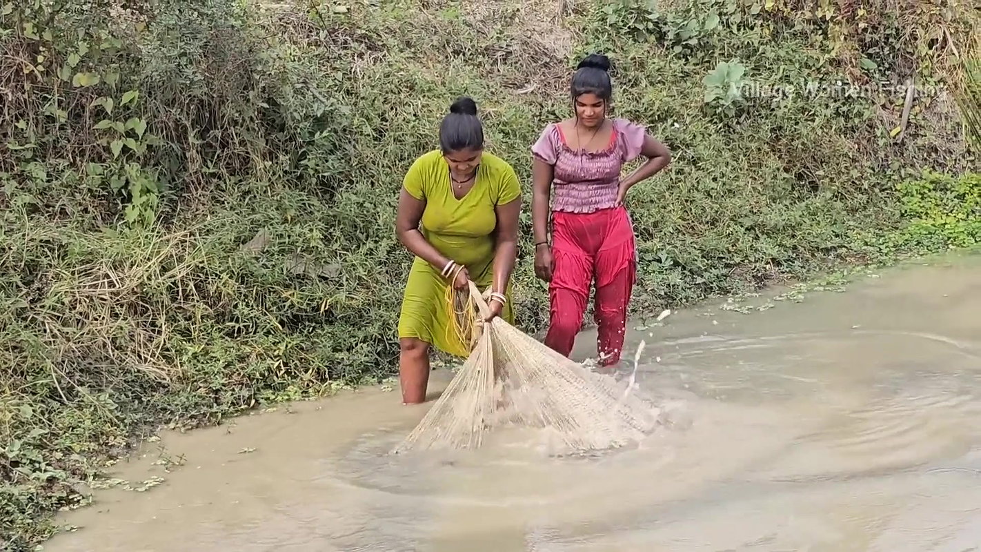 Incredible Village Women Fishing video    Village