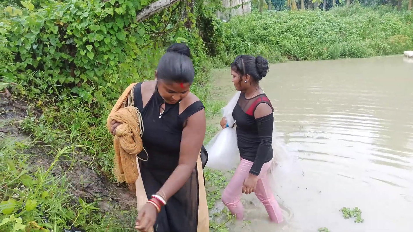 Mouni Net Fishing video    Village women fishing c