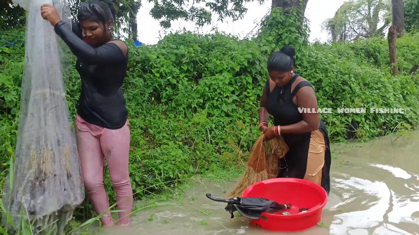 Mouni Net Fishing video    Village women fishing c