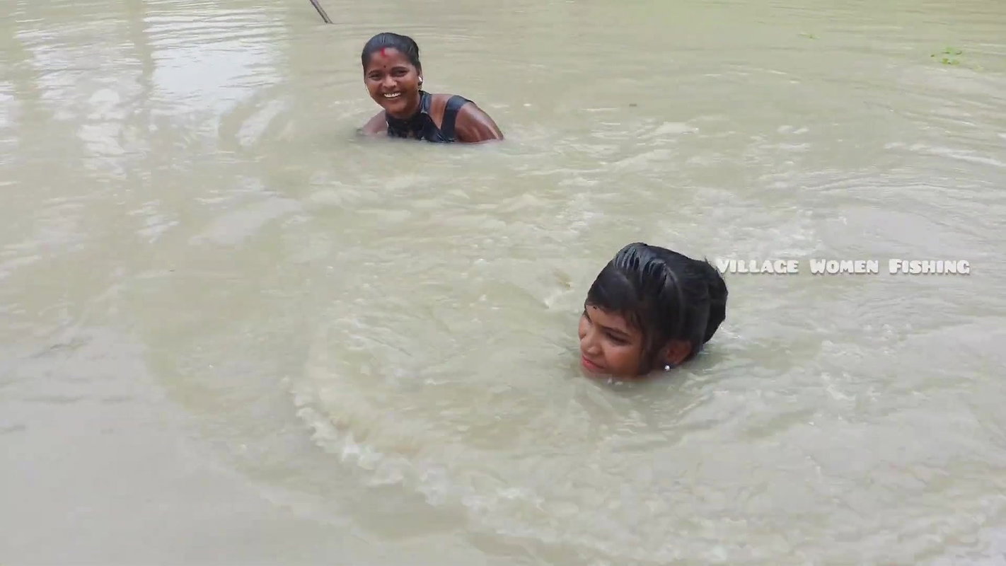 Mouni Net Fishing video    Village women fishing c