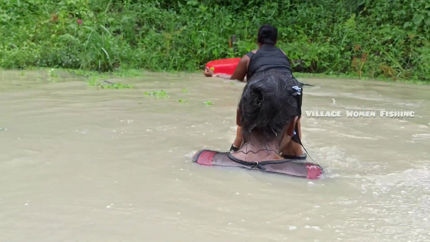 Mouni Net Fishing video    Village women fishing c