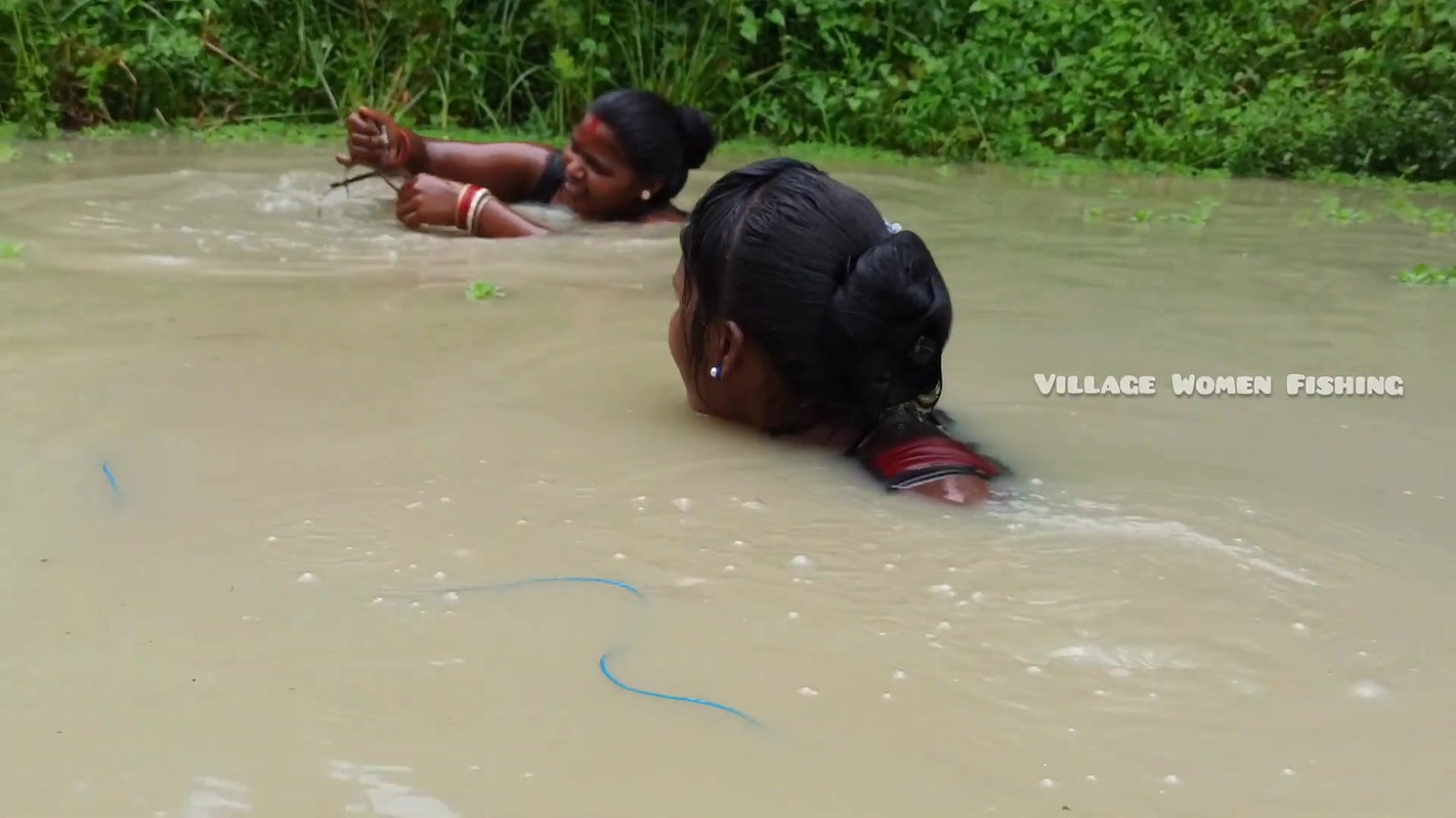 Mouni Net Fishing video    Village women fishing c
