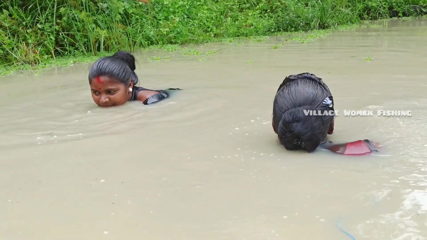 Mouni Net Fishing video    Village women fishing c