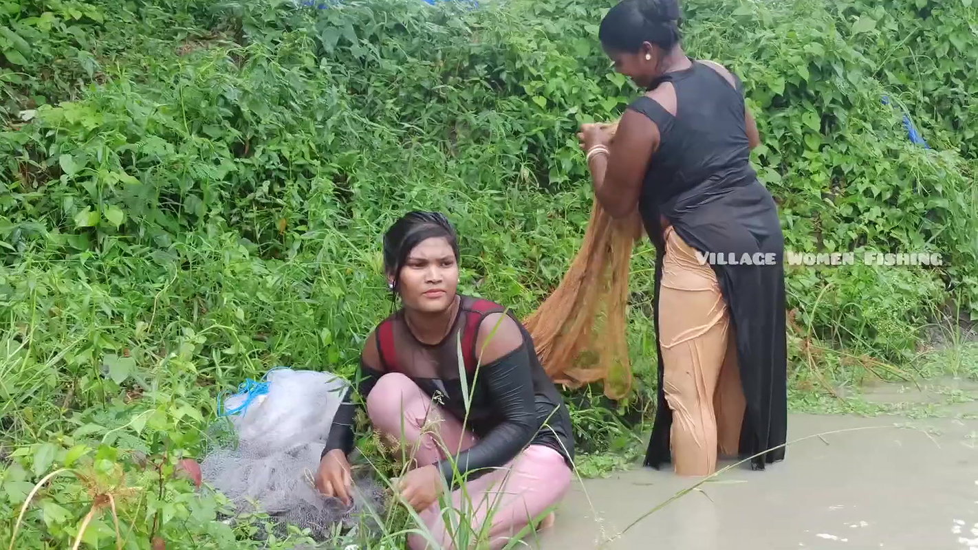 Mouni Net Fishing video    Village women fishing c