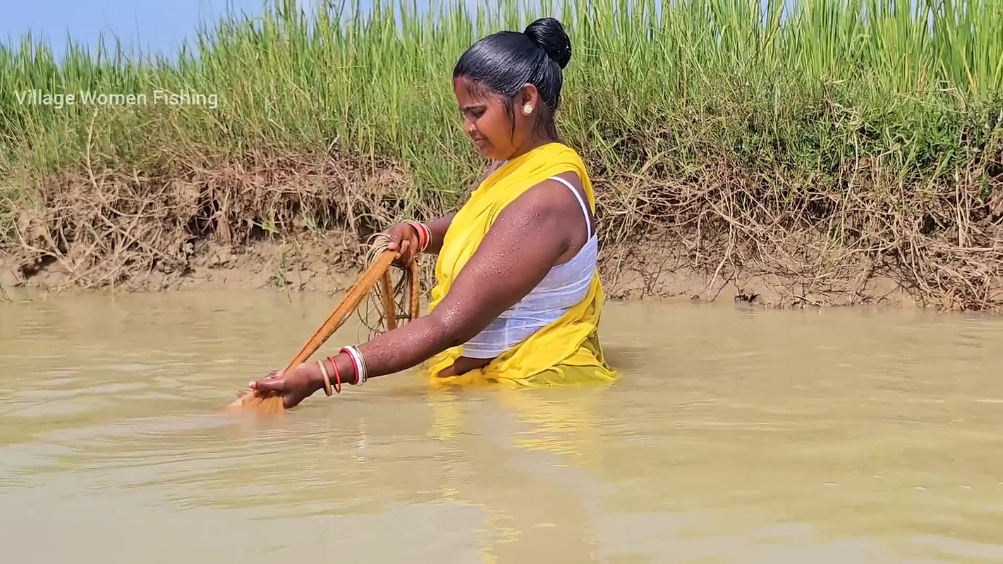New Amazing Village Women Cast Net Fishing    Vill