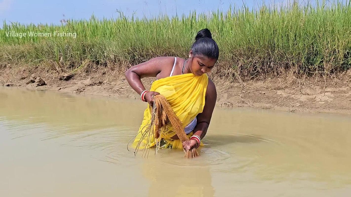 New Amazing Village Women Cast Net Fishing    Vill