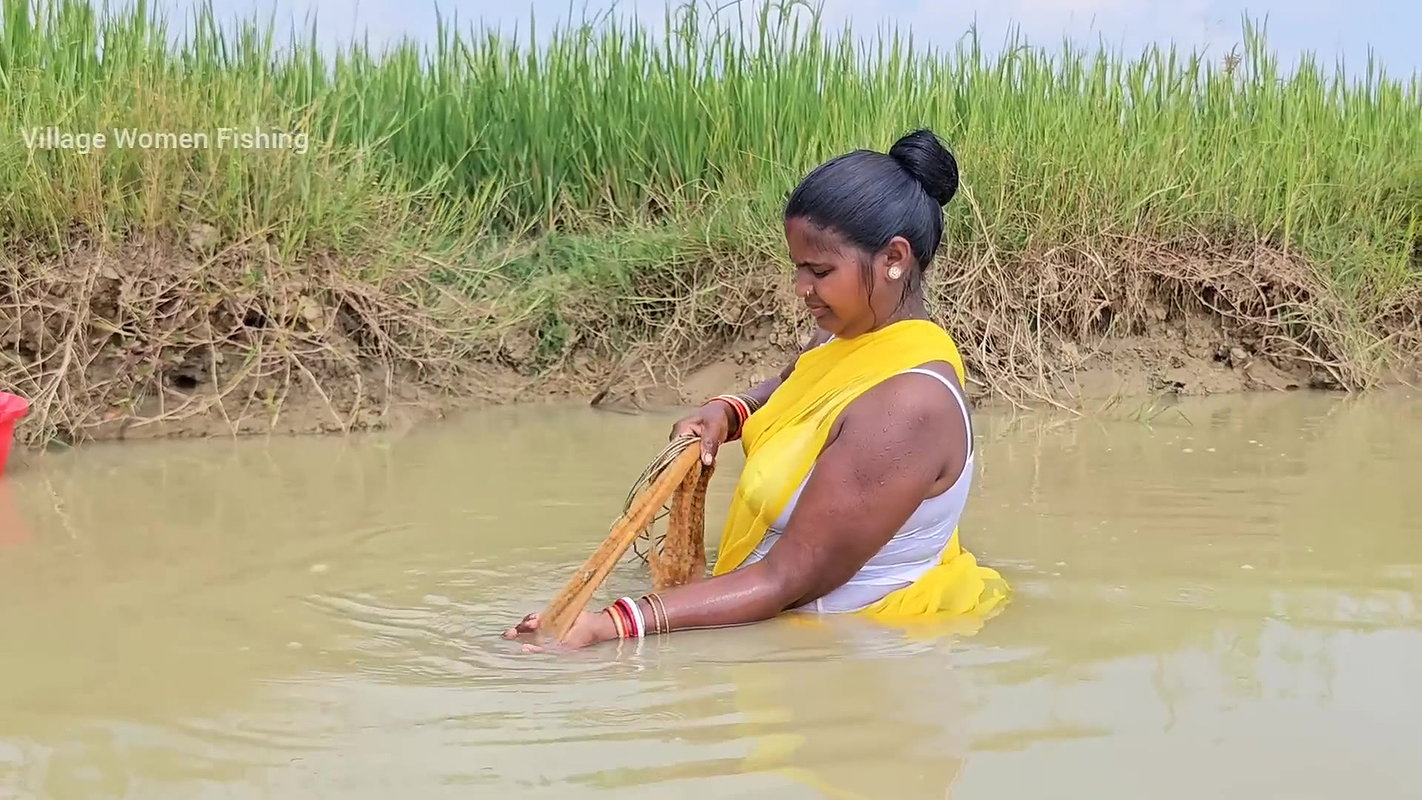 New Amazing Village Women Cast Net Fishing    Vill