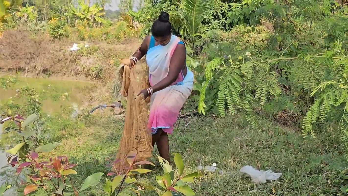 xNew Amazing Village Women Net Fishing in Village p