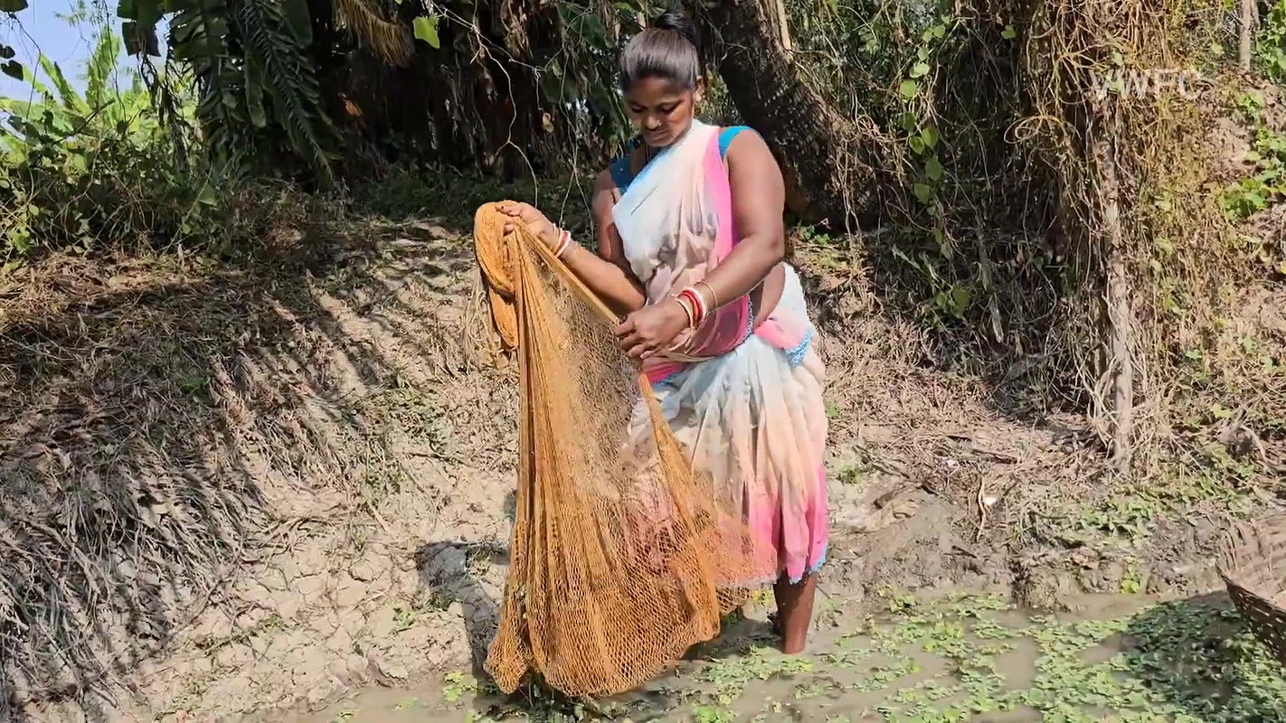 xNew Amazing Village Women Net Fishing in Village p
