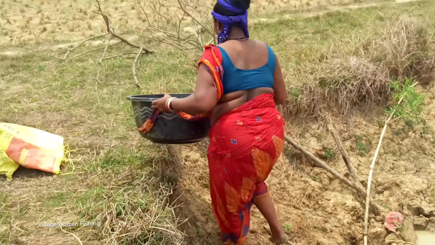 Traditional Hand Fishing by Village Women   Mouni