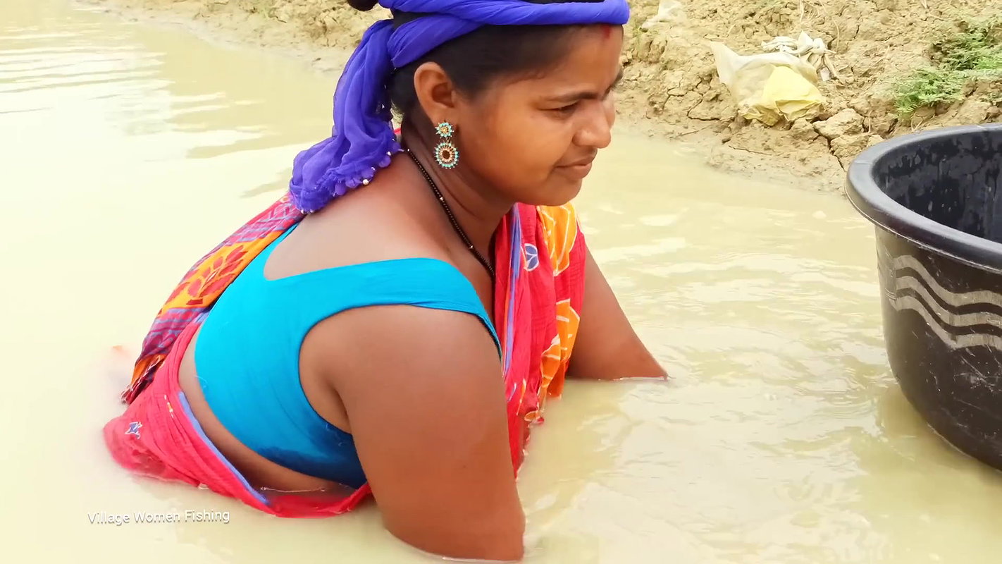 Traditional Hand Fishing by Village Women   Mouni