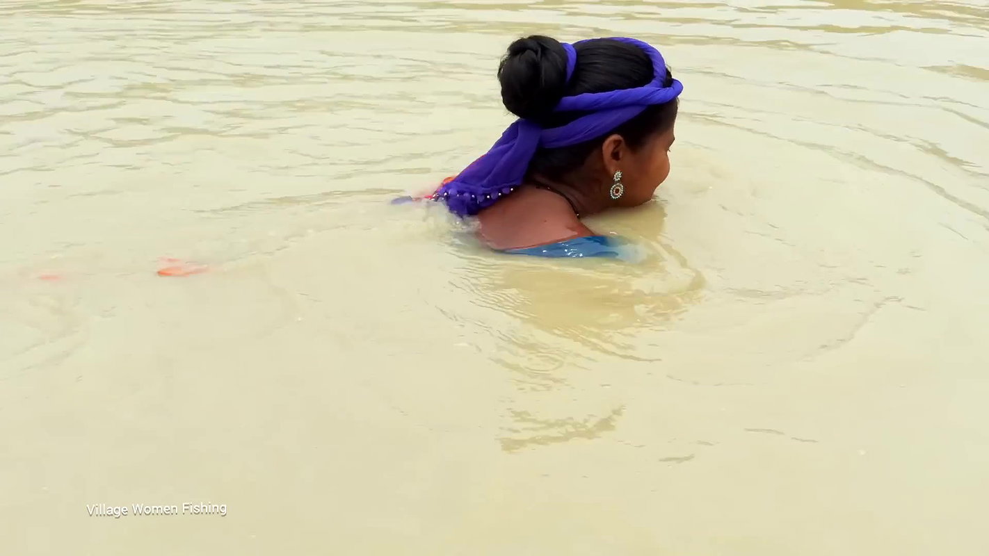 Traditional Hand Fishing by Village Women   Mouni