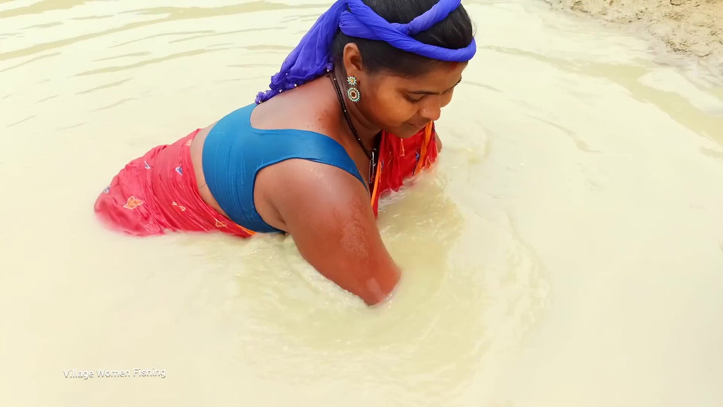 Traditional Hand Fishing by Village Women   Mouni