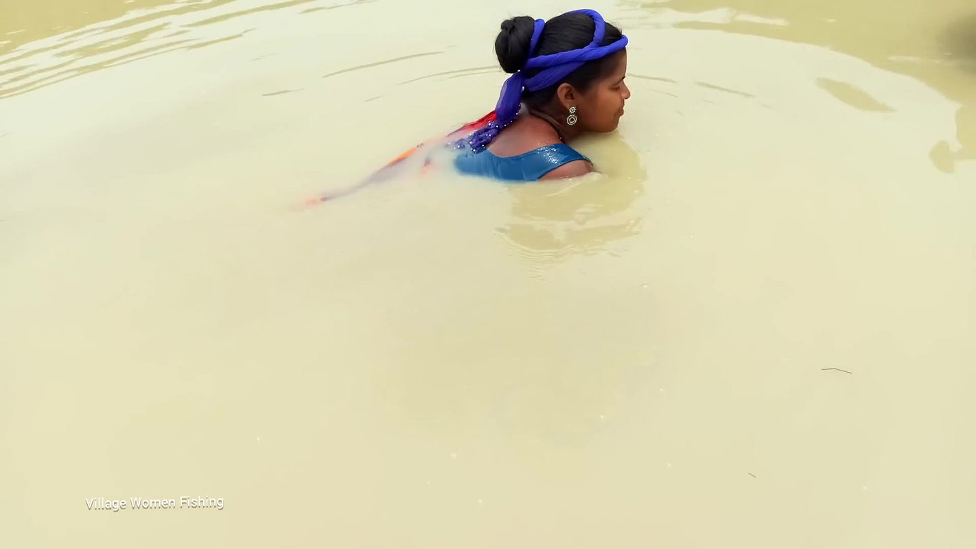 Traditional Hand Fishing by Village Women   Mouni