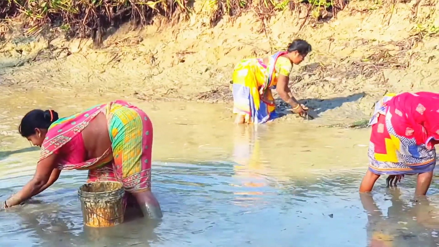 Traditional Hand Fishing by Village Women    Villa