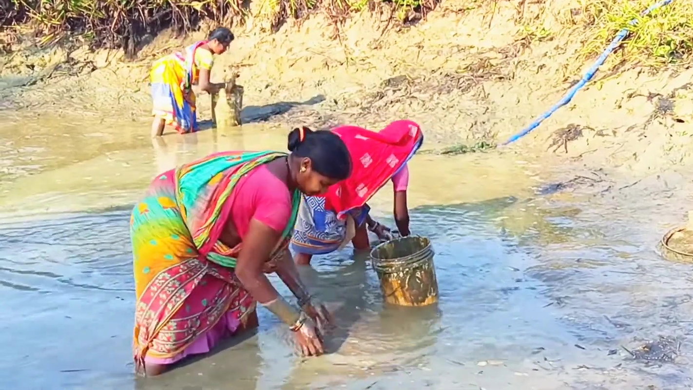 Traditional Hand Fishing by Village Women    Villa