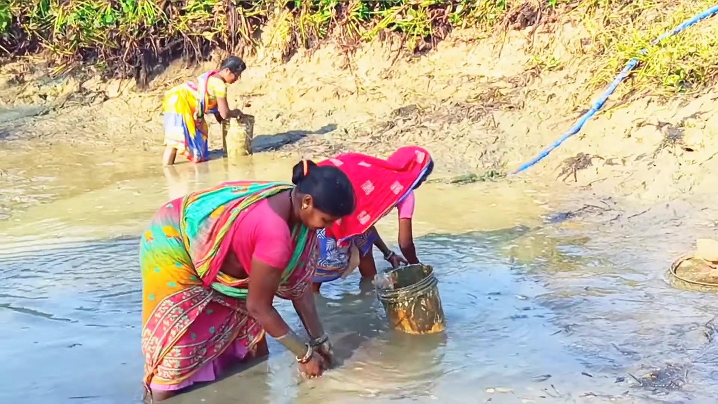 Traditional Hand Fishing by Village Women    Villa
