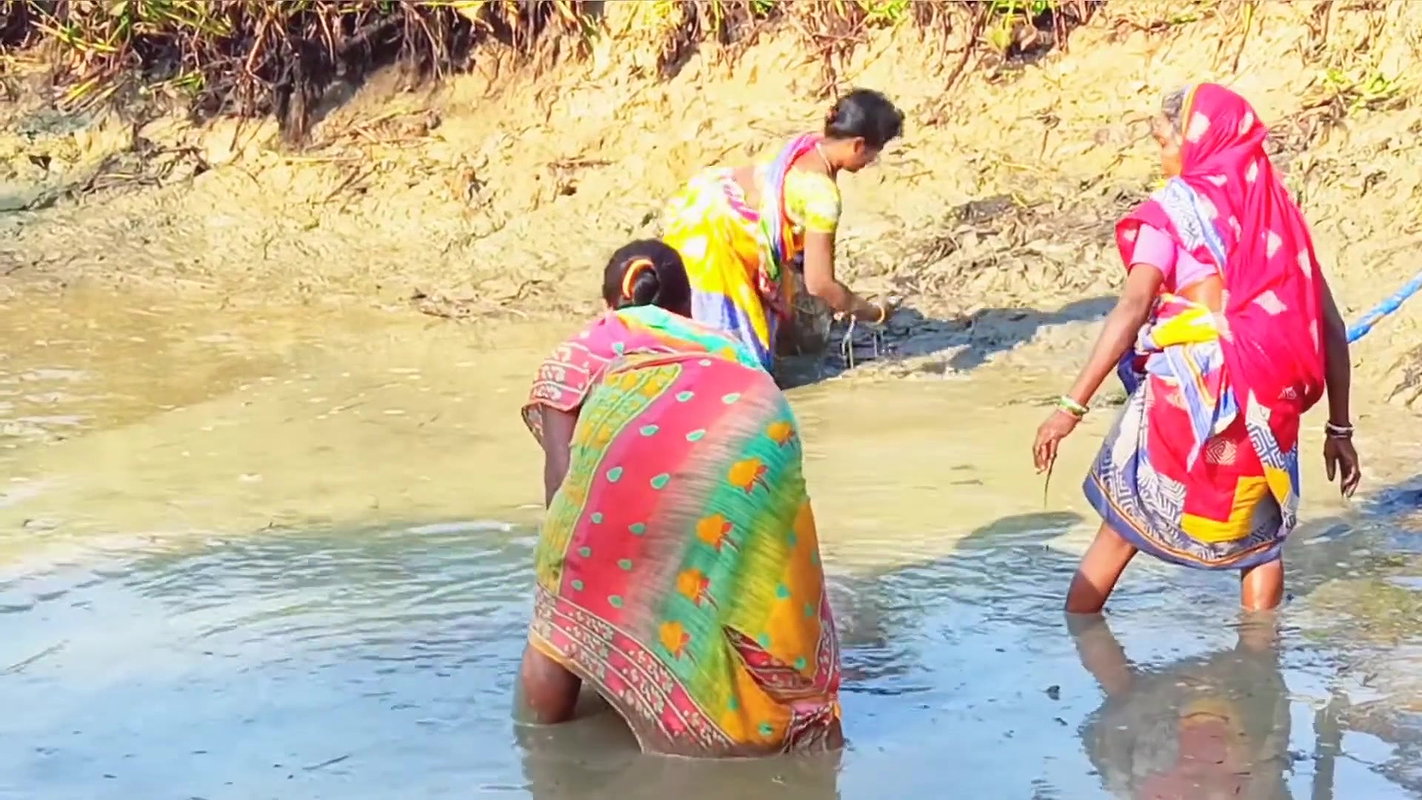 Traditional Hand Fishing by Village Women    Villa