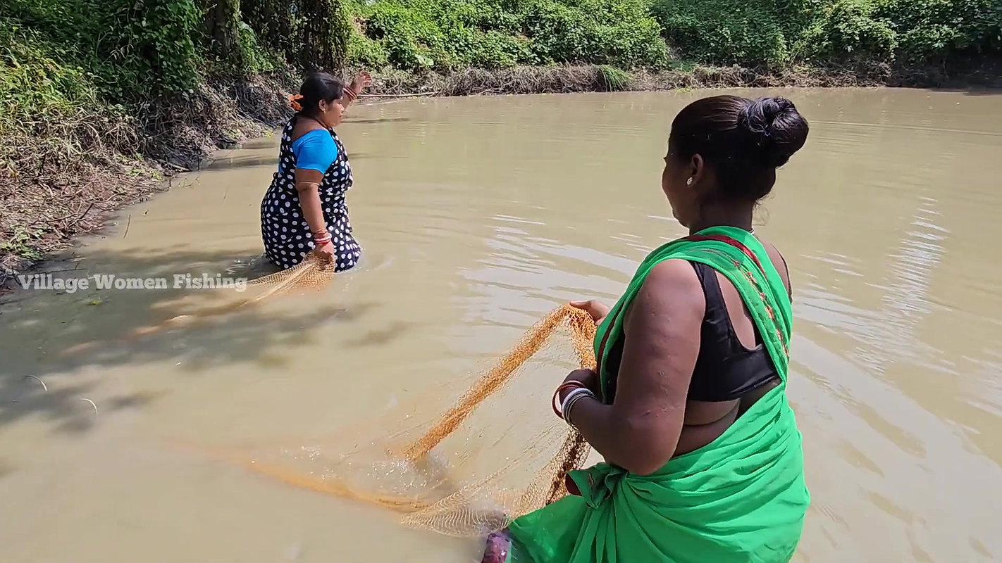 Unbelievable Village Women Net Fishing in mud Wate