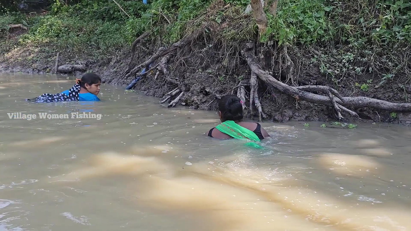 Unbelievable Village Women Net Fishing in mud Wate