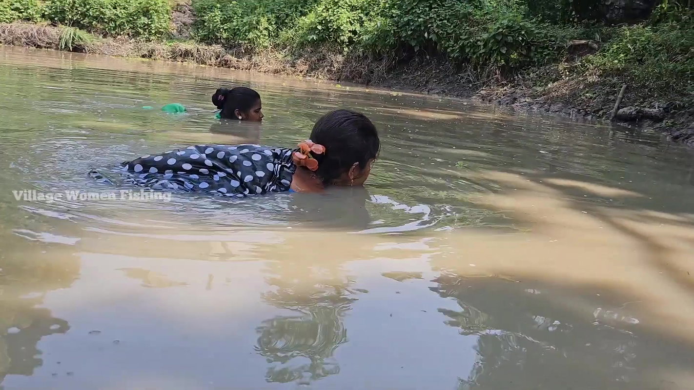 Unbelievable Village Women Net Fishing in mud Wate