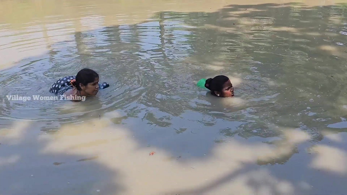 Unbelievable Village Women Net Fishing in mud Wate