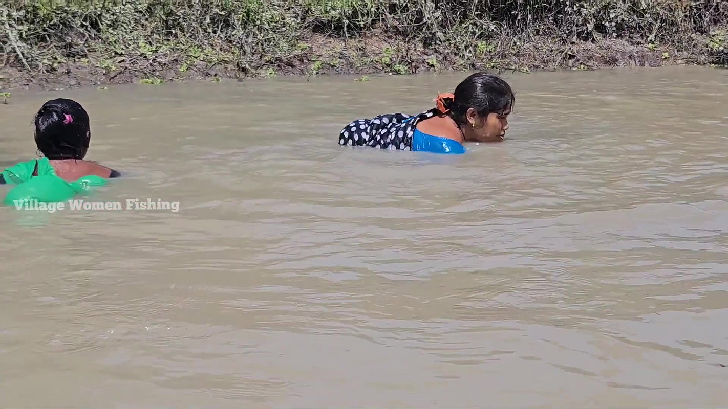 Unbelievable Village Women Net Fishing in mud Wate