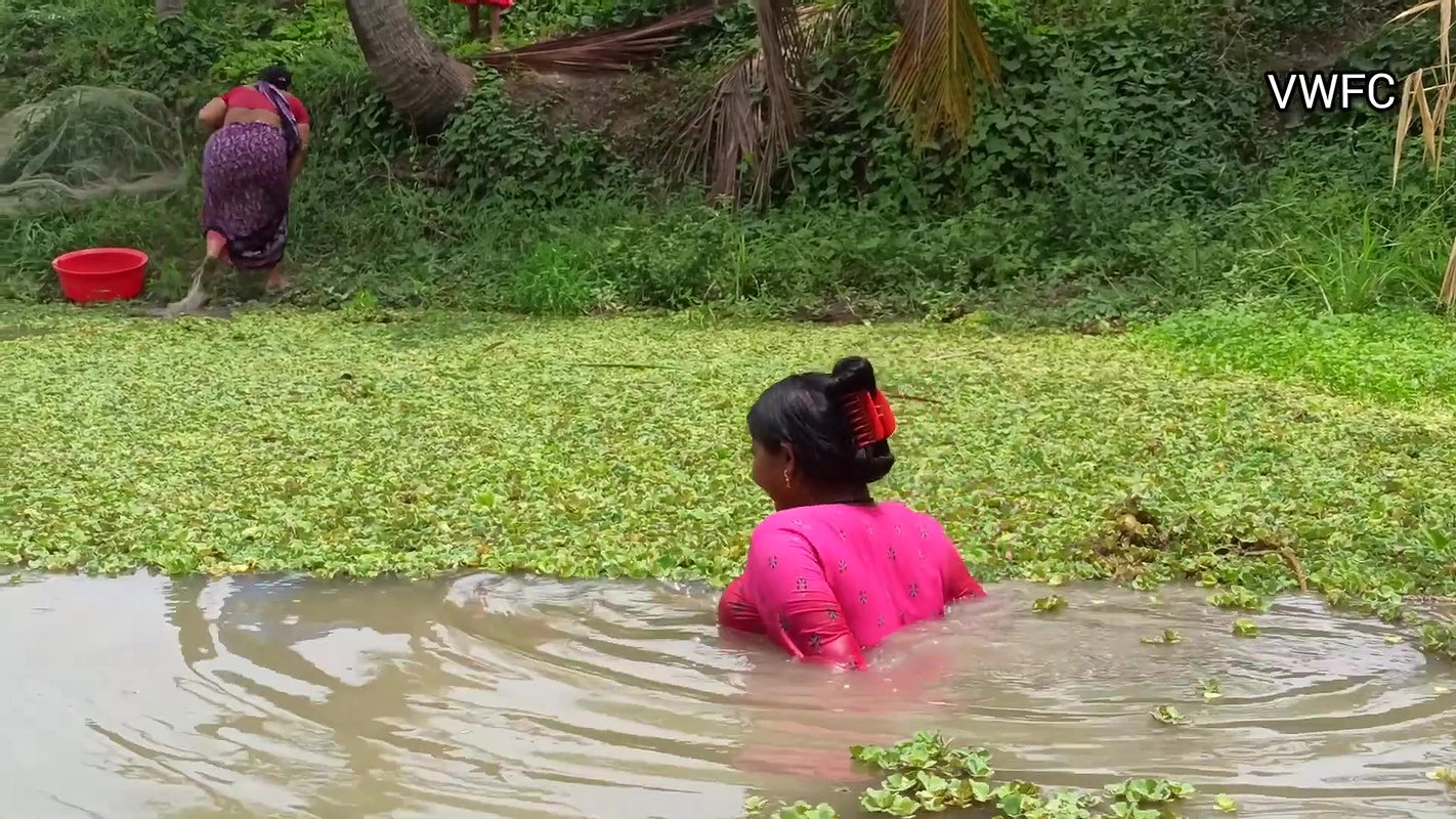 Unique fishing by village women   Mouni fishing